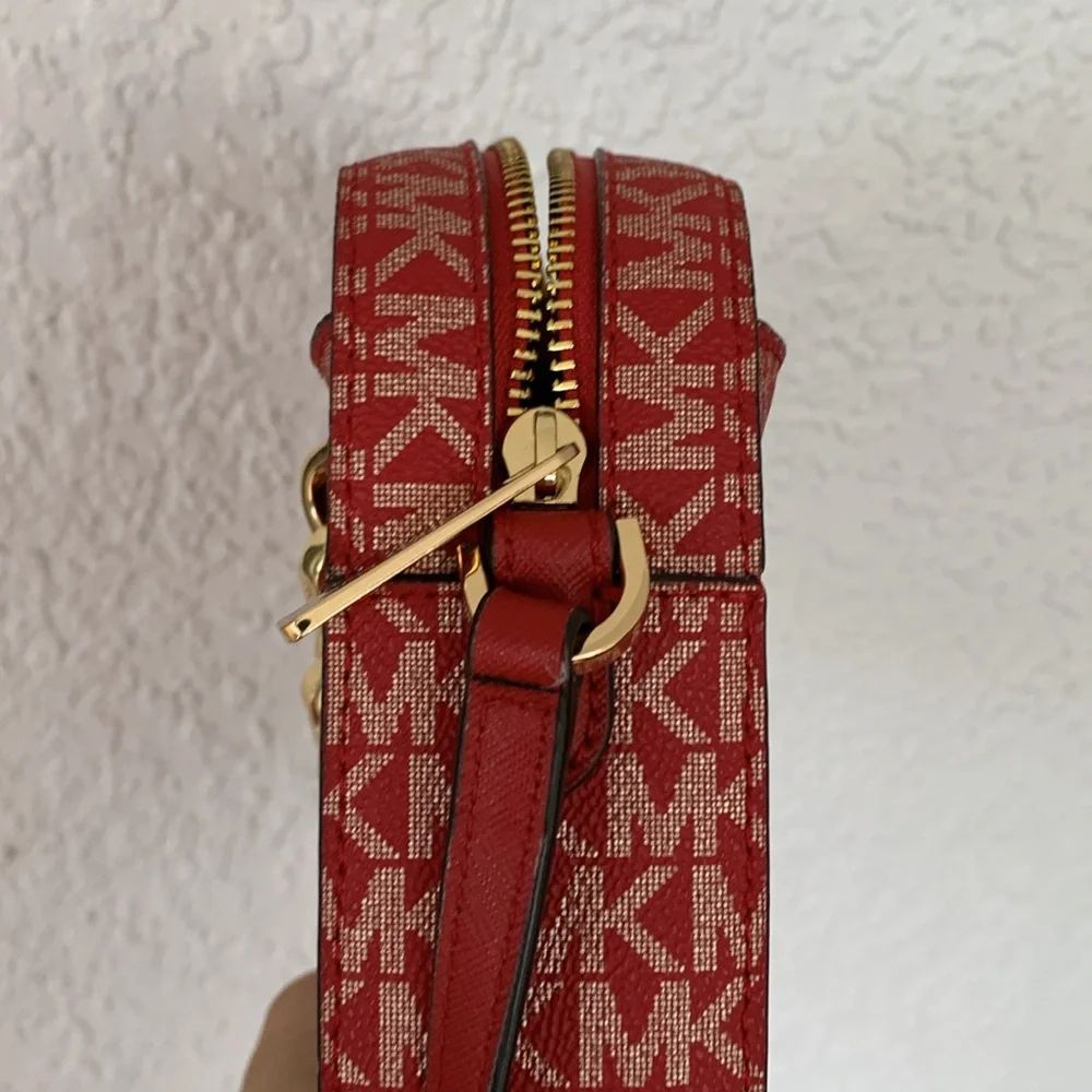 Michael Kors crossbody purse with removable chain lots of pockets